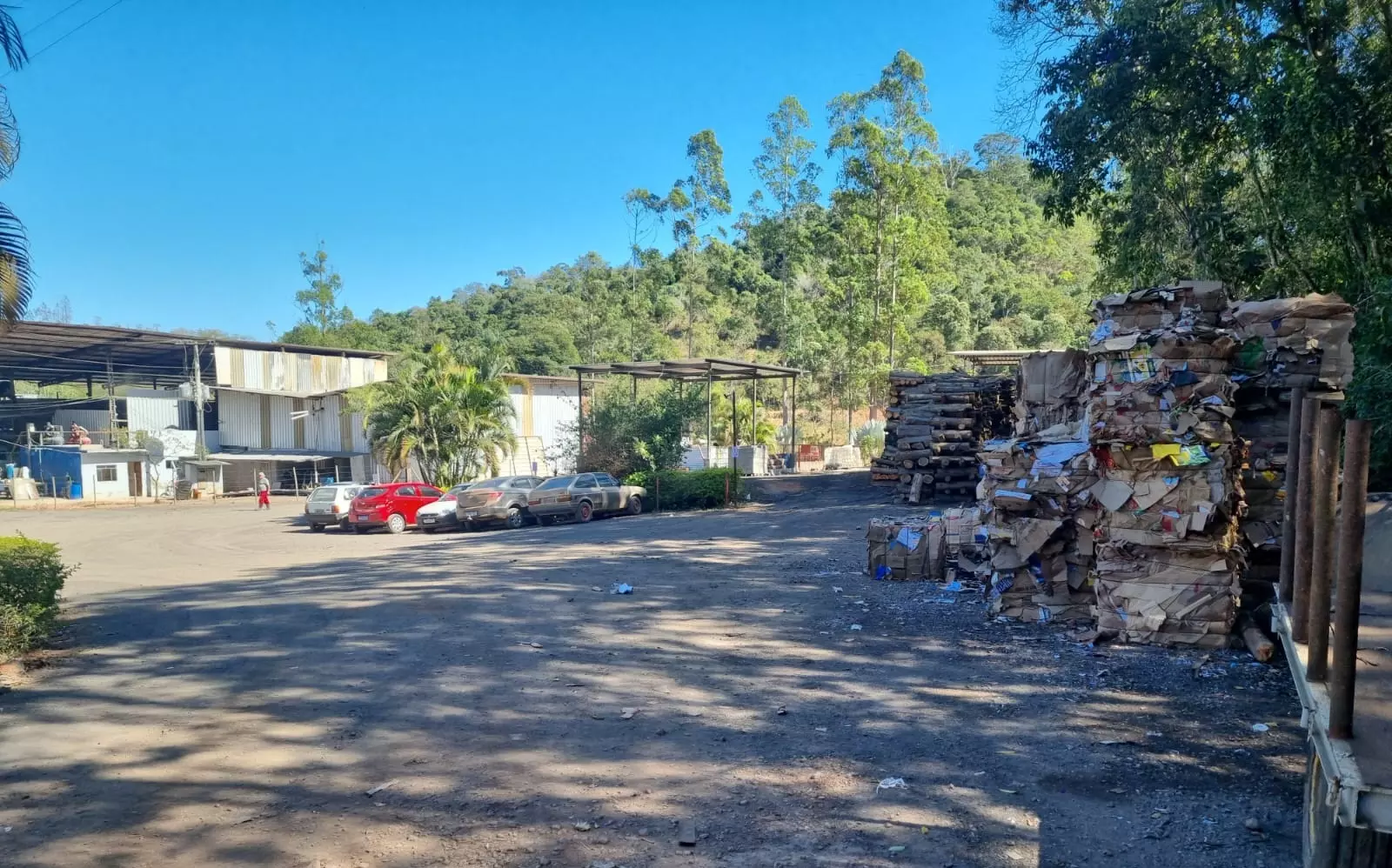 Empresas de papel são multadas por funcionarem sem licença ambiental em Ewbank da Câmara